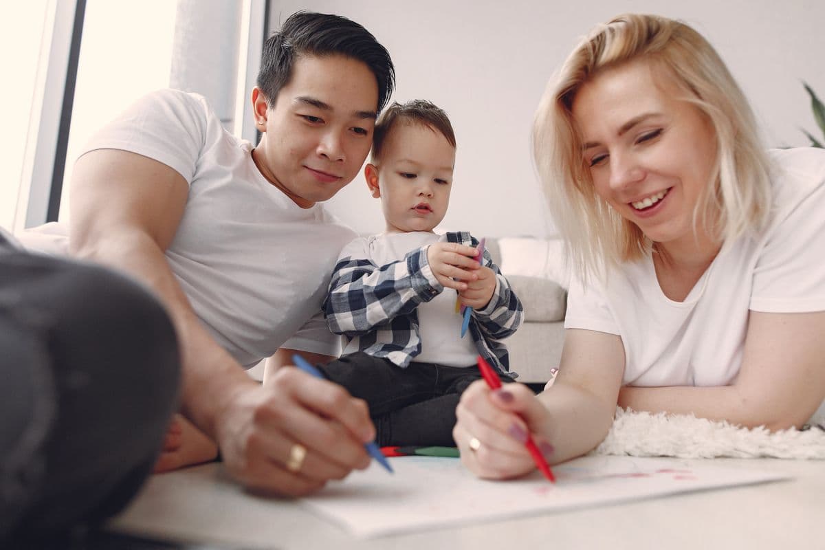 Anne ve baba küçük çocuklarıyla birlikte resim yapıyor
